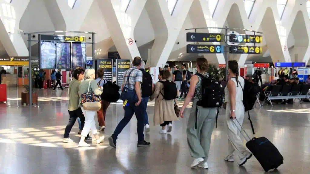 Passagers dans un aéroport marocain, reflet des efforts de modernisation de l’ONDA.
