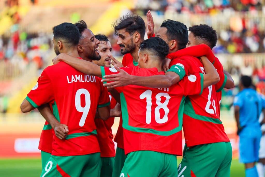 Le Maroc joue un match décisif contre la RD Congo ce dimanche 17 aout. La partie n'est pas aisée même si un nul suffit pour se qualifier. Ici, la joie des joueurs marocains contre la Zambie.