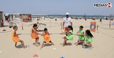 Tanger : l’opération &ldquo;Plages propres" sensibilise les estivants sous le slogan "B7ar Bla Plastic&rdquo;