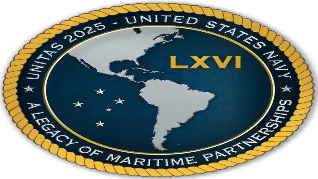 Sceau de l'exercice militaire UNITAS 2025. Un cercle extérieur doré en forme de corde porte le texte "UNITAS 2025 - UNITED STATES NAVY A LEGACY OF MARITIME PARTNERSHIPS".