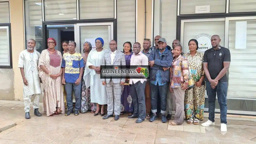 Photo de groupe des formateurs guinéens avant leur départ pour un stage au Maroc, posant devant le ministère de l’Enseignement technique.