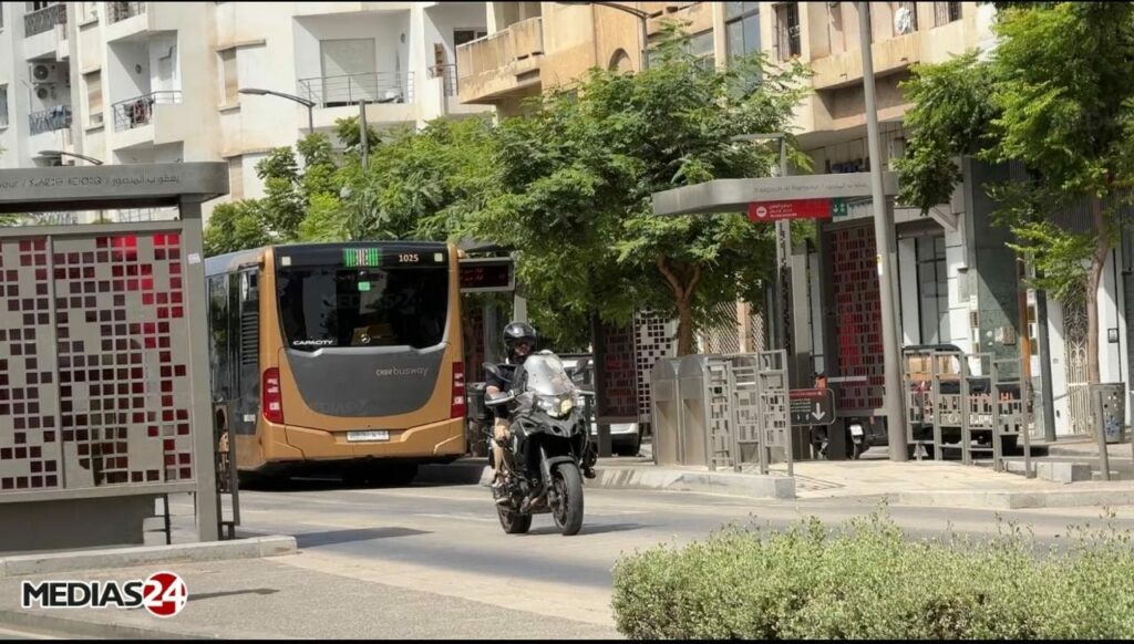 Incivilités et Mondial 2030. L'incivisme, gros problème dans la perspective du Mondial 2030. Ici, une mobylette sur le couloir du Busway.