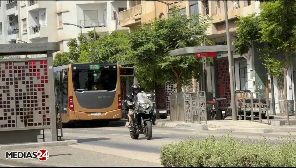 Incivilités et Mondial 2030. L'incivisme, gros problème dans la perspective du Mondial 2030. Ici, une mobylette sur le couloir du Busway.