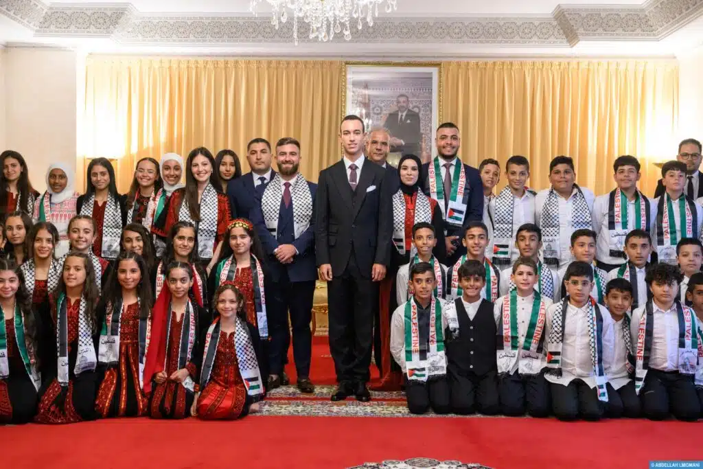 Le Prince héritier Moulay El Hassan reçoit les enfants maqdessis participant aux colonies de vacances au Maroc, organisées par Bayt Mal Al Qods Charif