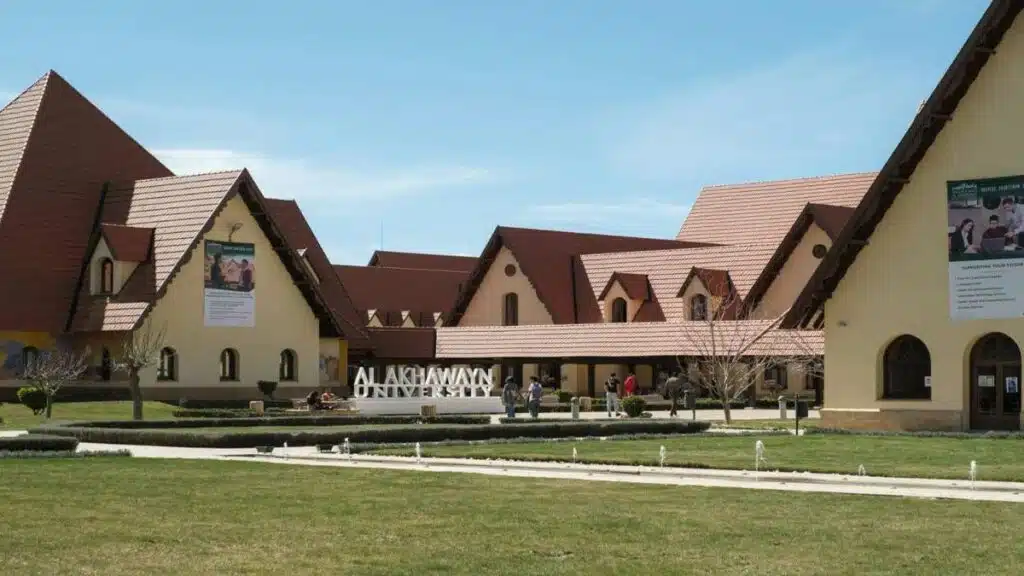 l’Université Al Akhawayn avec ses bâtiments et des étudiants.