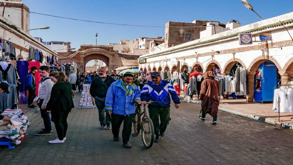 Derrière l’animation des rues et des souks, le chômage et les disparités régionales pèsent sur le quotidien