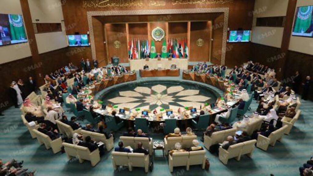 Le ministre marocain des Affaires étrangères Nasser Bourita s'adressant aux délégations des pays arabes, assises autour d'une grande table circulaire dans une salle de conférence, lors d'une réunion au Caire.