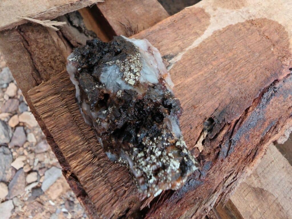 Échantillons de veines de quartz, contenant de l'or visible à Guelmim 