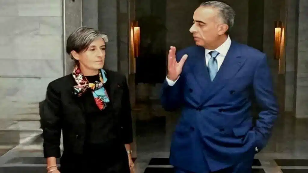Abdellatif Hammouchi et Céline Berthon marchant ensemble lors de leur rencontre à Rabat.