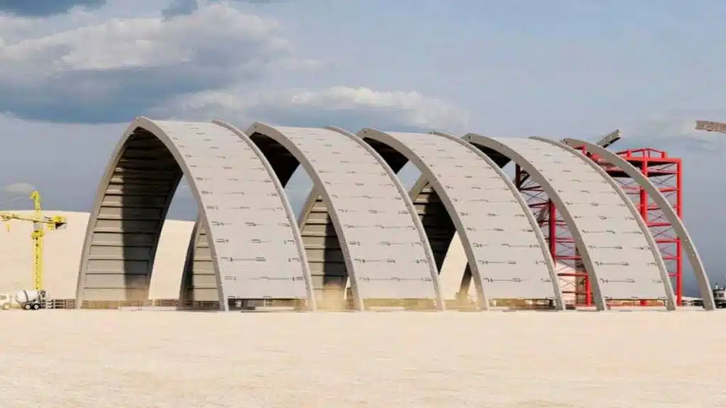 Structures métalliques en arc en construction à Safi pour les entrepôts de stockage OCP.