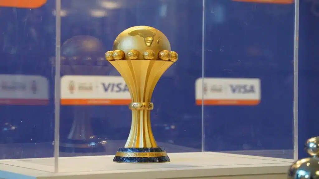 Trophée officiel de la Coupe d’Afrique des Nations exposé dans une vitrine.