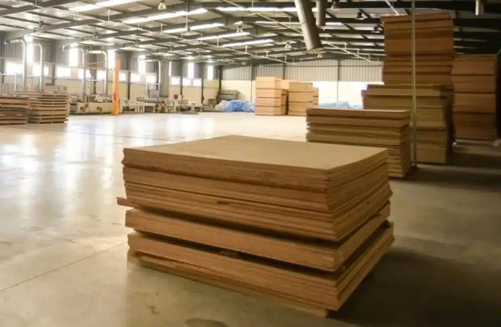 La taxe sur les bois importés continue de susciter le débat.