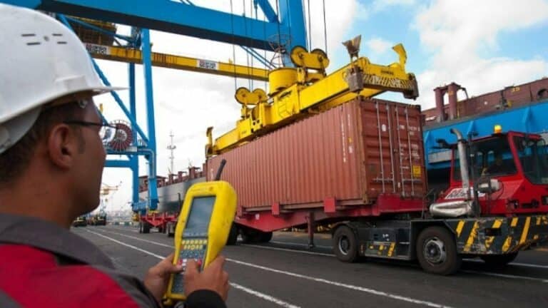 Marsa Maroc, Bourse de Casablanca, Nador West Med, expansion internationale, valorisation, P/E, dividendes, trafic portuaire, investissements