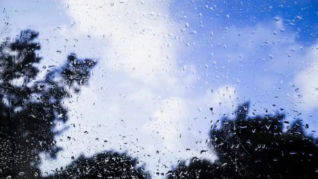 Averses orageuses, brume et vents soutenus annoncés pour les dix prochains jours