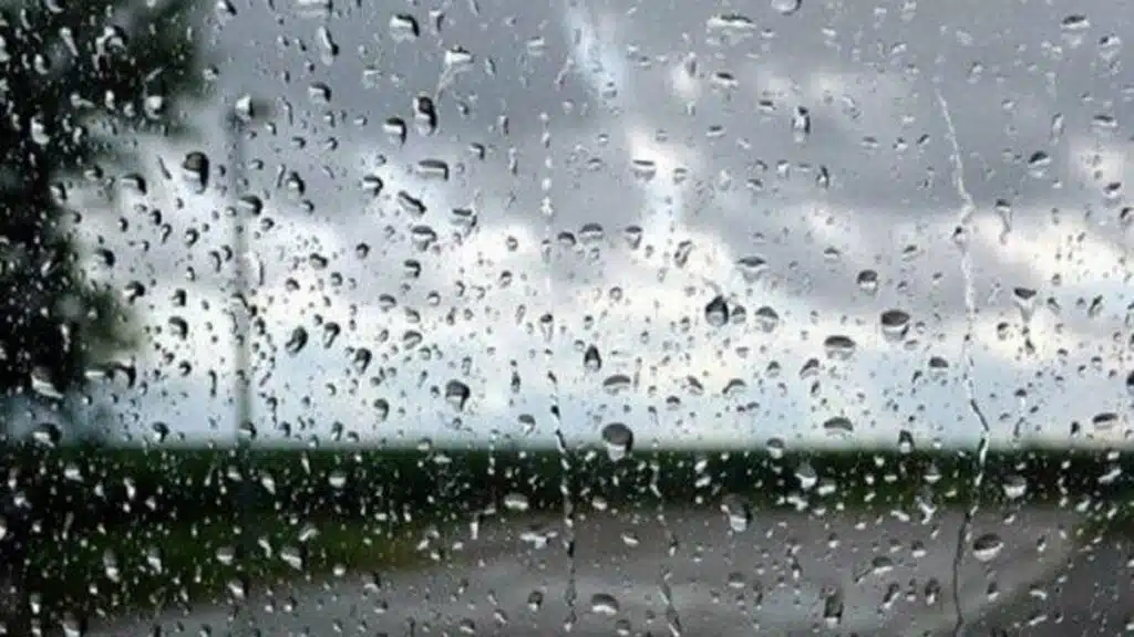 Pluie sur le désert et dunes du Sud marocain avec ciel nuageux.