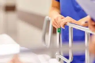 Le ministre de la Santé met en garde contre les transferts non justifiés de patients entre hôpitaux