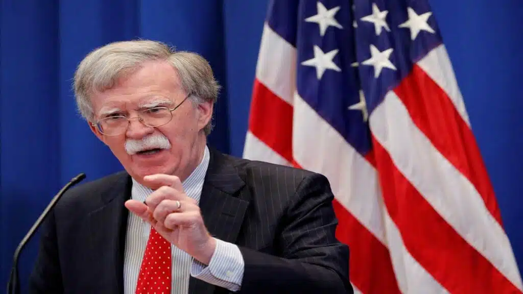 Portrait de John Bolton, ancien conseiller à la sécurité nationale, inculpé pour détention et transmission de documents classifiés.