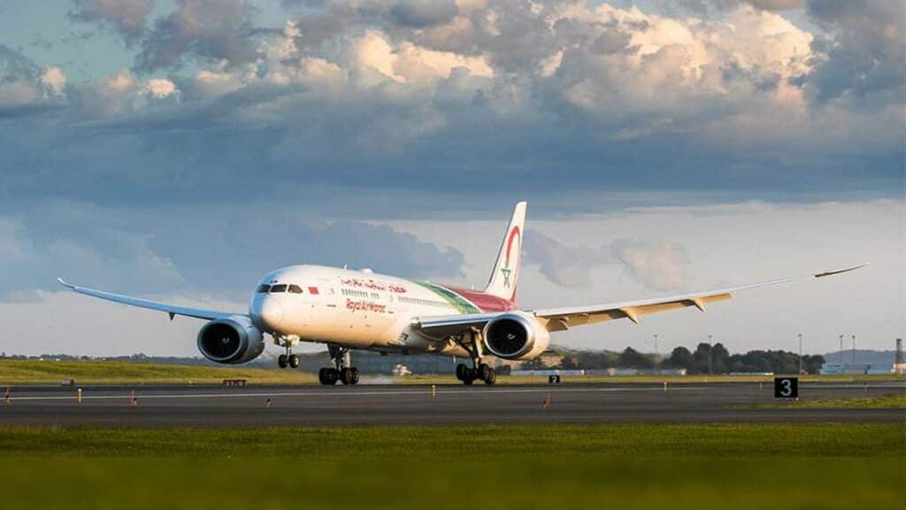 Avion Royal Air Maroc atterrissant à Munich pour son premier vol.