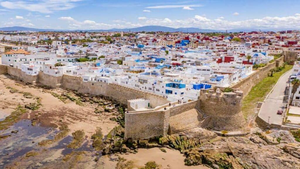 Vue des remparts historiques et des rues de la médina d’Asilah.