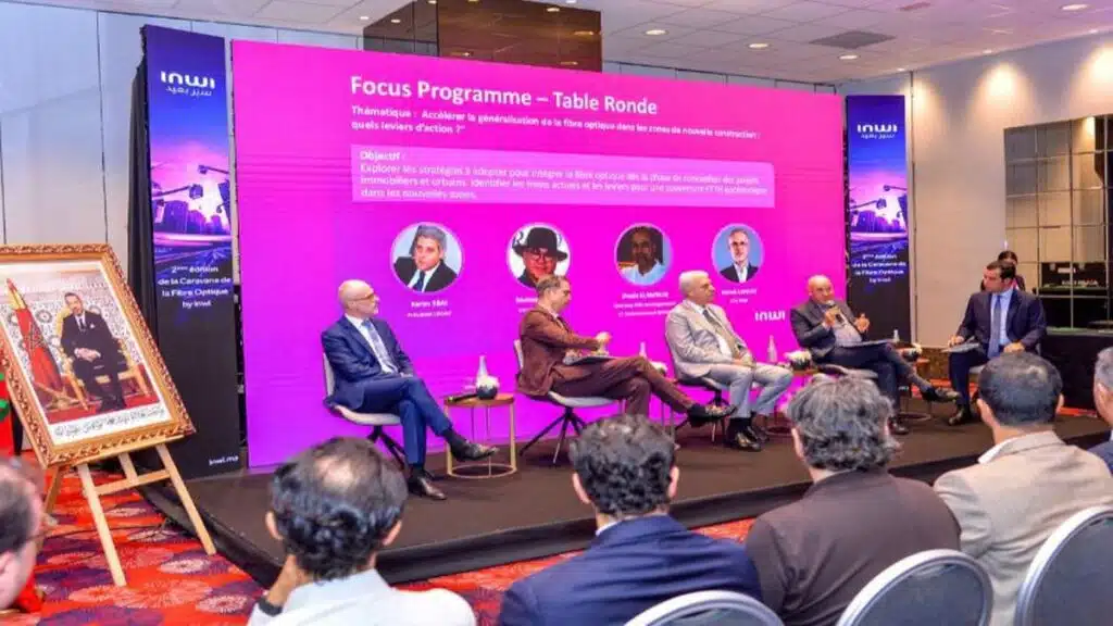 Participants et représentants d’inwi signant des partenariats pour la fibre optique.