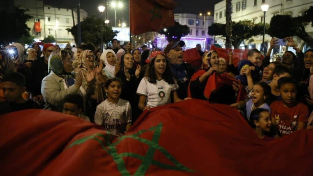 Foule marocaine en liesse après le vote de la résolution de l'ONU au sujet du Sahara