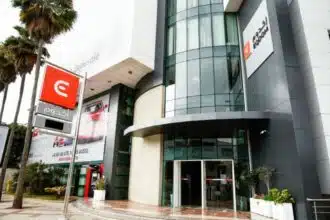 Eqdom amorce, sous Saham, une recomposition stratégique que le marché observe avec prudence