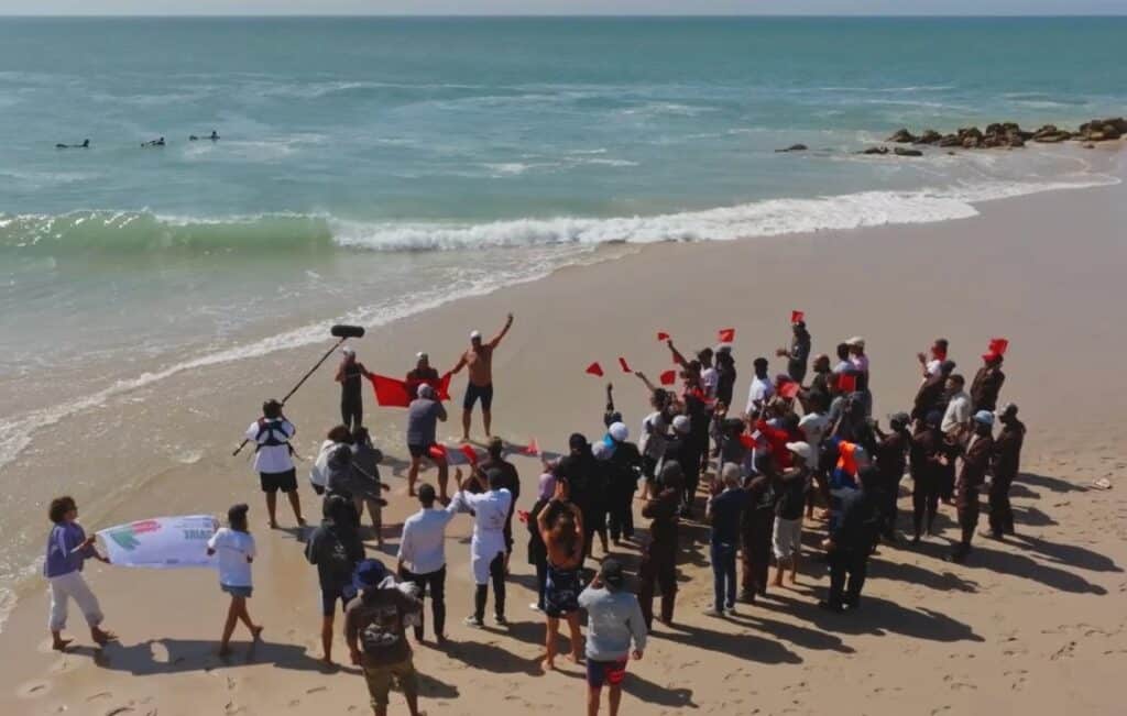 Trois nageurs marocains parcourant 100 km à la nage dans la lagune de Dakhla pour la Marche verte