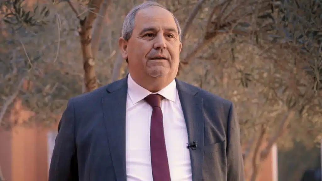 Azzedine El Midaoui a introduit une nouvelle mesure imposant aux étudiants salariés le paiement de frais d’inscription annuels variant selon le cycle : 5.000 DH pour la licence, 15.000 DH pour le master et 10.000 DH pour le doctorat.