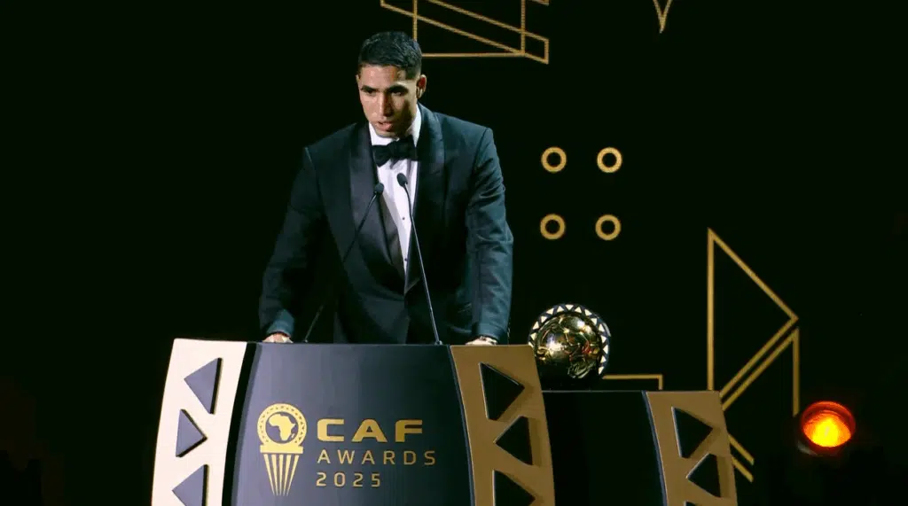 Achraf Hakimi recevant le Ballon d’or africain 2025 lors des CAF Awards à Rabat, entouré d’autres lauréats marocains.