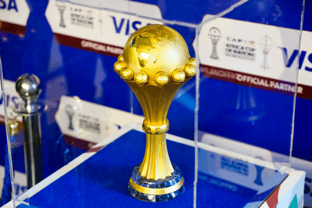 Le trophée de la Coupe d'Afrique des Nations 2025 dévoilée en avant-première présentée au siège de VISA à Casablanca