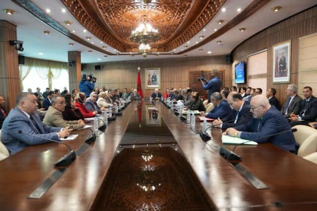 Séance de la commission des finances à la Chambre des conseillers lors de l’examen des amendements au PLF 2026.