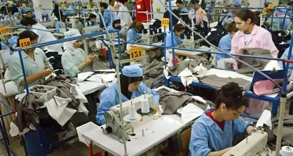 Ouvrières dans une usine textile.