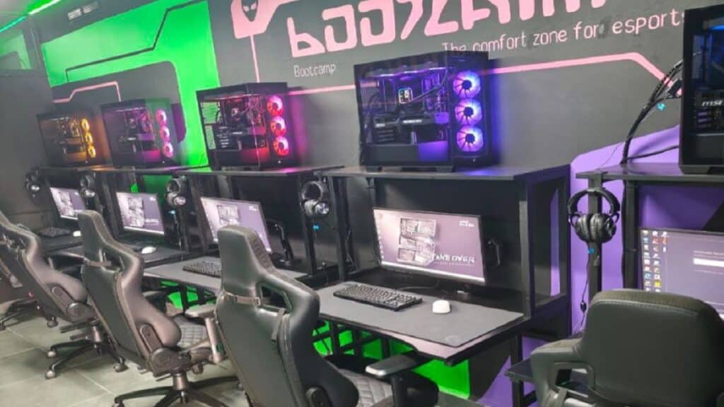 Salle de gaming moderne True Gamers à Casablanca avec postes PC et éclairage néon.