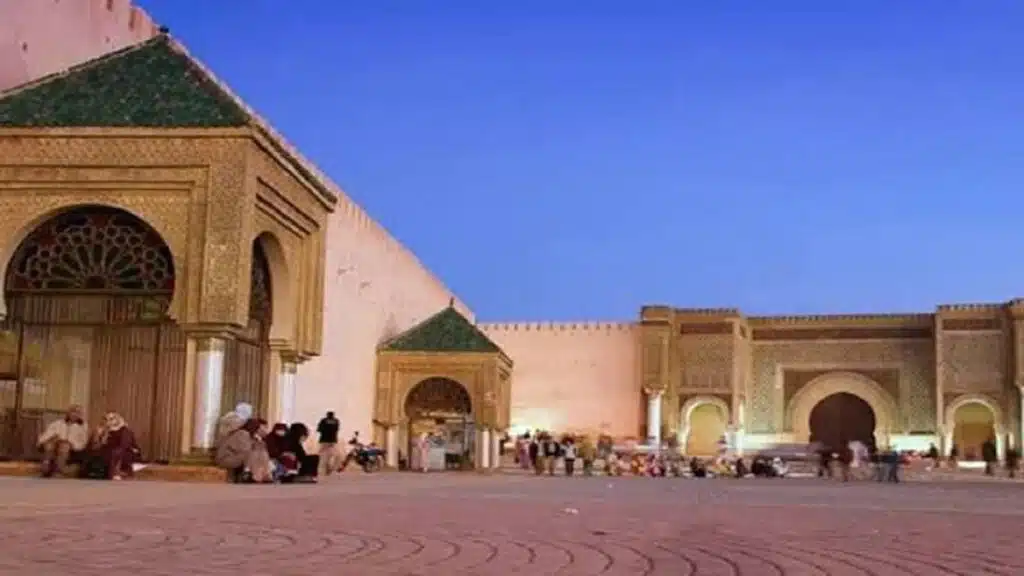 l’acquisition de bus touristiques par la ville de Meknès, issue d’un marché public en lot unique.