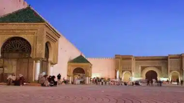 Deux bus touristiques bientôt en service à Meknès