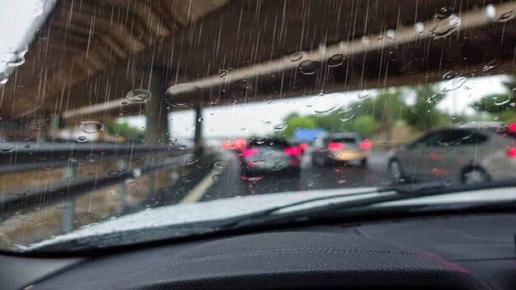 Avis météo signalant de fortes pluies et des rafales de vent, avec appel à la vigilance sur les autoroutes.