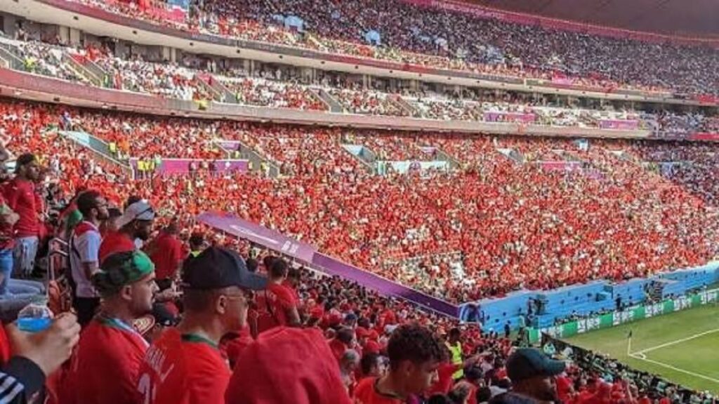 Spectateurs enthousiastes dans un stade rempli à la CAN 2025.