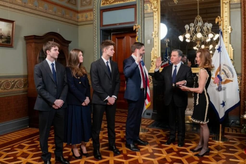 Le nouvel ambassadeur des États-Unis au Maroc, Duke Buchan, a prêté serment devant le vice-président américain J.D. Vance.