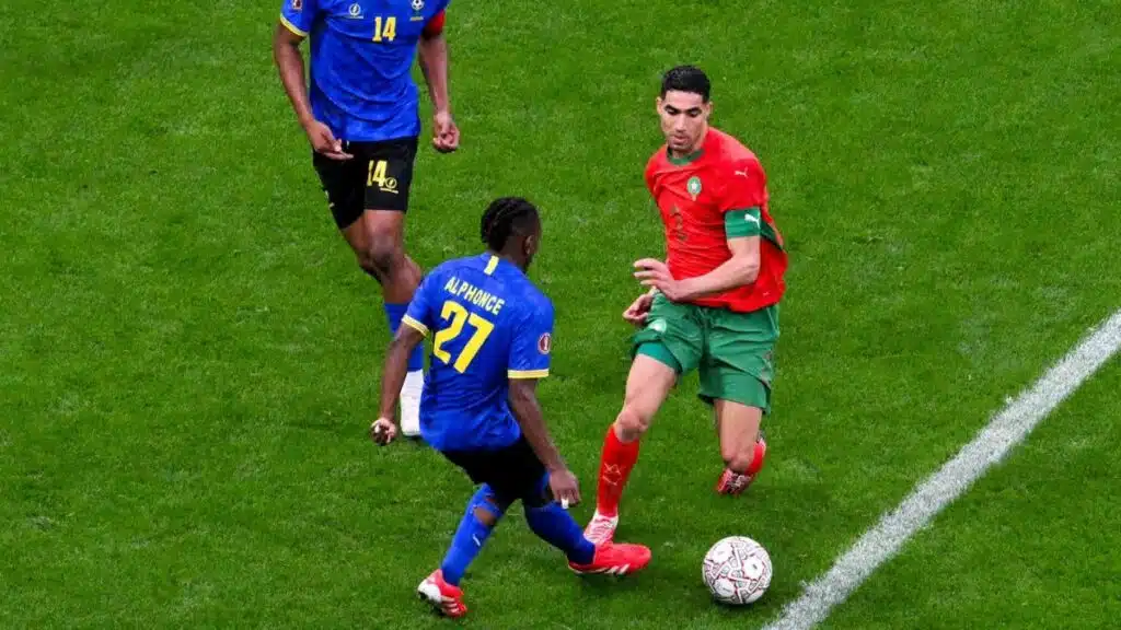 من صافرة الحكم إلى التحكيم بالفيديو: كيف تُطبَّق قوانين كرة القدم؟