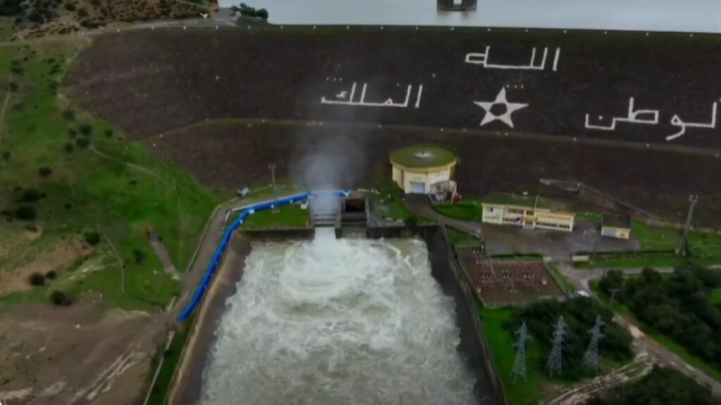 Barrage Oued El Makhazine la retenue dépasse 140 %, des lâchers d’eau contrôlés en cours