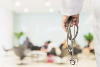 Réforme en vue pour les futurs médecins : l’État s’apprête à réduire l’engagement obligatoire de 8 à 3 ans