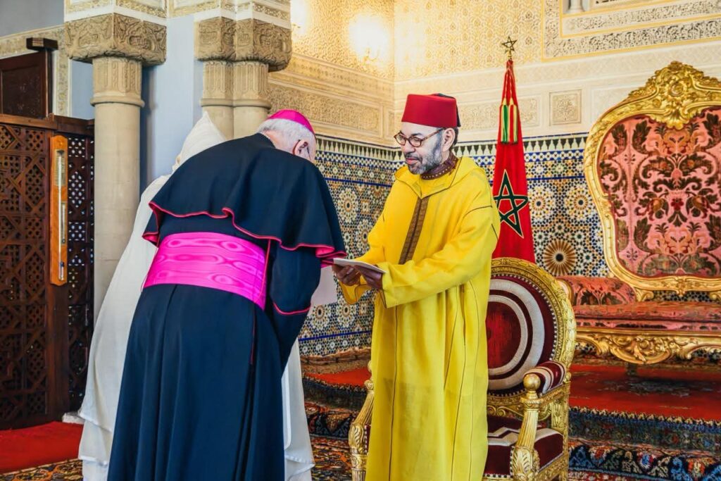 Le Roi reçoit à Rabat plusieurs ambassadeurs étrangers