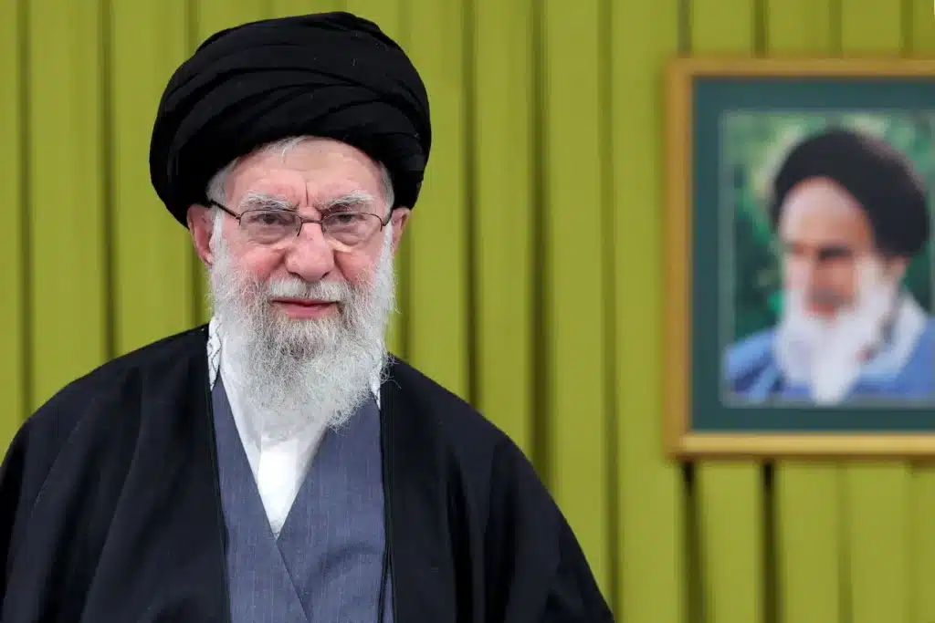 Ali Khamenei, guide suprême iranien, au centre d’un récit sur une frappe ciblée à Téhéran (28 février 2026)