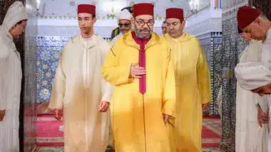 Le Roi accomplit la prière de Aïd Al-Fitr à la mosquée &ldquo;Ahl Fès&rdquo; à Rabat et reçoit les voeux