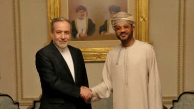 Dans “The Economist”, le chef de la diplomatie omanaise plaide pour un arrêt des hostilités