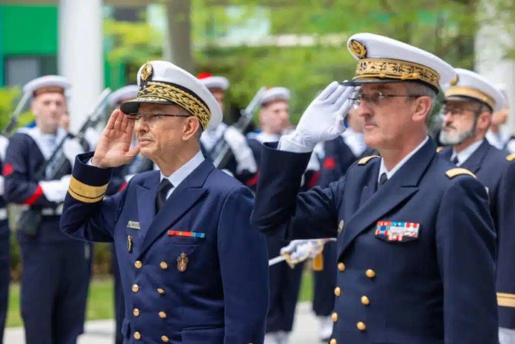 le chef d’état-major de la Marine Royale en visite de travail à Paris.
