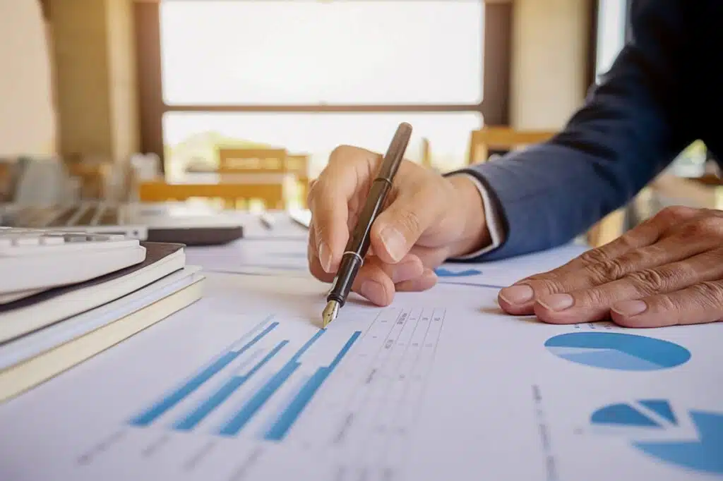 Comparaison des bilans économiques de quatre gouvernements.