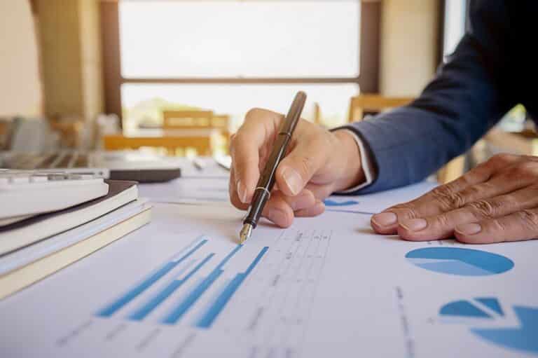 Comparaison des bilans économiques de quatre gouvernements.