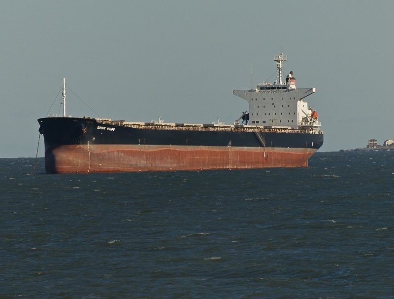 Après des semaines d’attente, un cargo de soufre destiné au Maroc échappe au blocage d’Ormuz