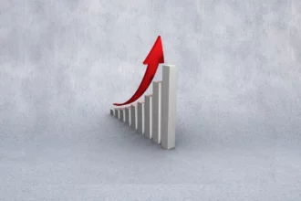 Malgré une conjoncture difficile, Lekjaâ prévoit une croissance de 5,3% et un déficit ramené à 3%